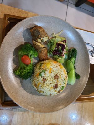 卖相不错的黄梨炒饭。 at Water Drop Tea House - Sutera Mall in Skudai