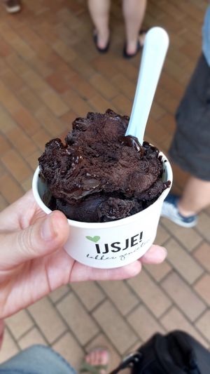 Vegan pure chocolade ijs 😍 at Swoopy Ijssalon in De Koog