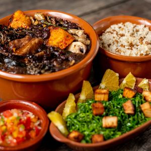 Feijoada Matuta - para 2 pessoas.

Feijão preto, tofu defumado, abóbora cabotiá, inhame do norte, vagem, castanha de caju assada a cogumelos frescos. Acompanha arroz integral, couve, farofa, torresmo de coco e vinagrete.  at Quintal de Mãe in Rio De Janeiro