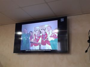 Watching women's football while eating vegan food ⚽️ at A Ca la Capi in Almunecar