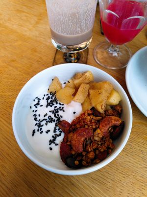 Brunch granola bowl at plant. in Luzern