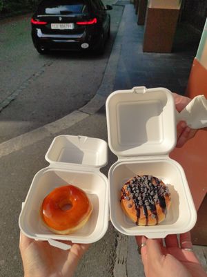 Caramello // cioccolato fondente e burro d'arachidi at Royal Donuts in Luzern