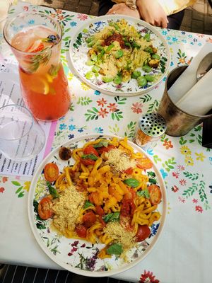 Makaron z wuchtą pomidorów & Tagliatelle Alfredo at Owca Cała in Poznan