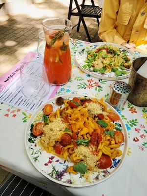 Makaron z wuchtą pomidorów & Tagliatelle Alfredo at Owca Cała in Poznan