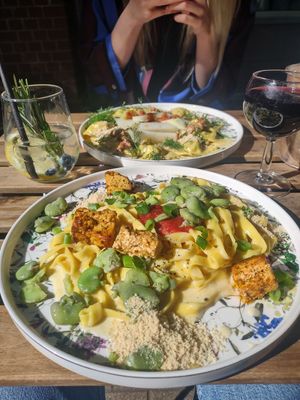 Tagliatelle Alfredo z bobem i kurczakiem z tofu at Owca Cała in Poznan