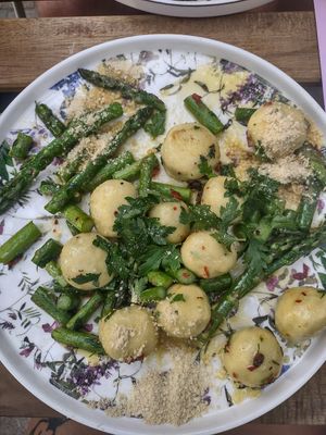 Gnudi ze szparagami at Owca Cała in Poznan