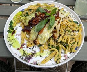 Makaron z młodą kapustą oraz kokosowym boczkiem at Owca Cała in Poznan