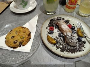 Ciastko Pistacjowo Czekoladowe, Cannolo Oreo at Owca Cała in Poznan