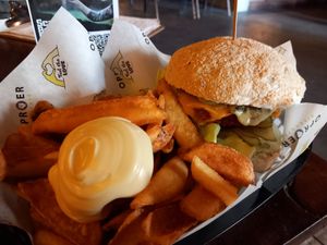 Classic Burger & Fries at Oproer Brouwerij Biercafé in Utrecht