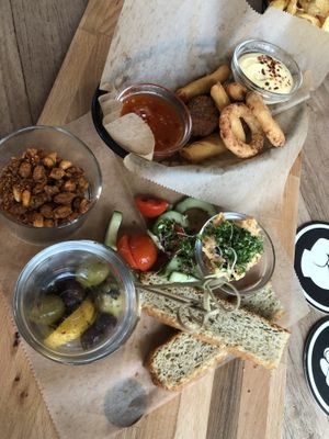 borrelplank  at Oproer Brouwerij Biercafé in Utrecht