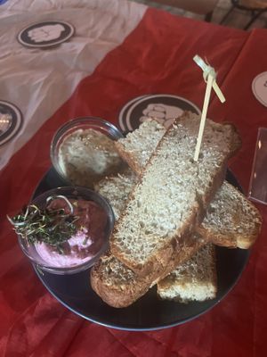 Focaccia with dips  at Oproer Brouwerij Biercafé in Utrecht