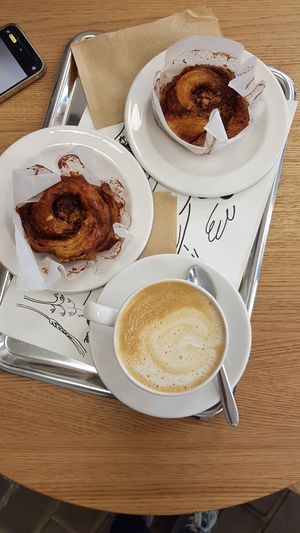 Vegan cinnamon buns & cappuchino at Arket in Munich