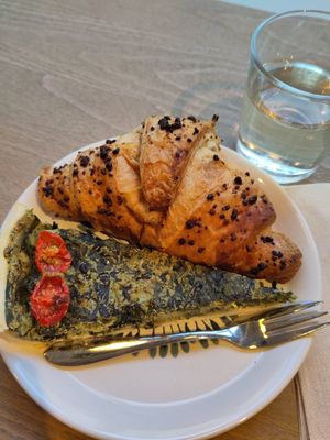 Spinatquiche und Schokocroissant at LUSH Cafe in Munich