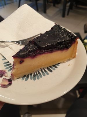 Blueberry cheesecake at LUSH Cafe in Munich