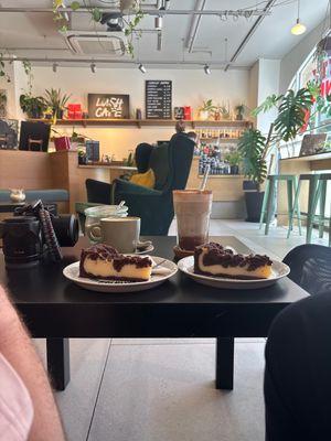 Zupfkuchen und Cappuccino 🤤  at LUSH Cafe in Munich