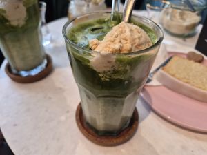 Banoffee pie matcha latte at LUSH Cafe in Munich