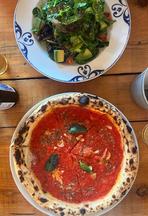Green salad and pizza marinara  at Arte Bianca - Cucina Italiana in Sagres