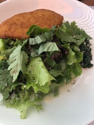 Bowl mit begaben chicken und Brokkoli und Avocado  at Seepromenade - Maybe closed in Meersburg