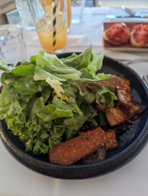 Rote Bete und Avocado Salat mit Sesamtofu 3/5 at Seepromenade - Maybe closed in Meersburg