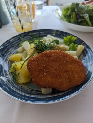 Veganes Schnitzel mit Spargel und Kartoffel und Senf-Dill-Dressing 3/5 at Seepromenade - Maybe closed in Meersburg