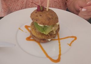 Hamburguesa la fea, con pan casero at Oé Bistró in Leioa