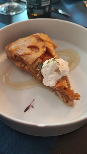 Tarta de manzana at Oé Bistró in Leioa