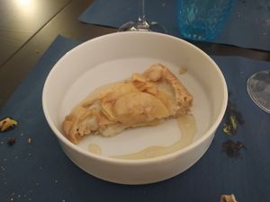 Postre con crema y manzana. La galleta sabía a polvorón. at Oé Bistró in Leioa