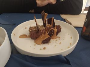Tarta de chocolate con tofu y crema de cacahuete. Buenísimo. at Oé Bistró in Leioa