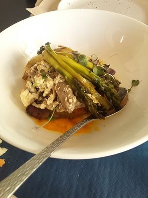 Potato with mushrooms and asparagus at Oé Bistró in Leioa