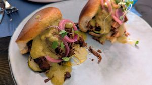 Bao de espelta casero con ragú de jackfruit, encurtidos, salsa de coco y curry y emulsión de mostaza at Oé Bistró in Leioa