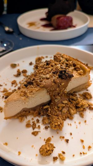 Cheesecake de tofu con salsa de cacahuete y granola at Oé Bistró in Leioa