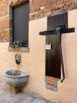 Pompa per la raccolta dell’acqua dal pozzo at Mulin Visconti Agriturismo in Castelleone