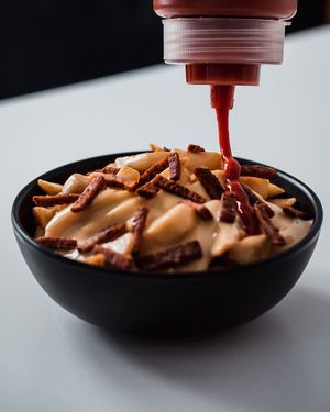 Oxpeck Potatoes with homemade Cheddar sauce, tempeh bacon and chilli at Rhino Vegan Beat in Mykonos