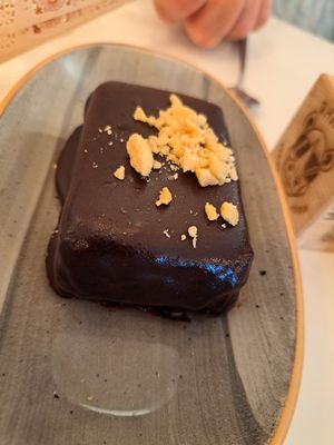 No snickers dessert at Rhino Vegan Beat in Mykonos