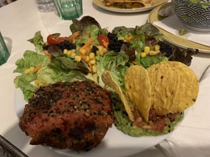 Hamburguesa vegana y ensalada  at La Ikas in Barcelona