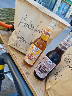 Tutto confezionato in buste di carta, bibite fantastiche - spuma e cola at Tripperia Vegana TAN8 - Flying Kiosk in Florence