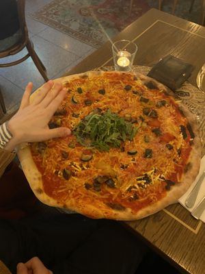 Pizza Vegetariana mit veganem Käse  at L'Osteria Sylt in Sylt