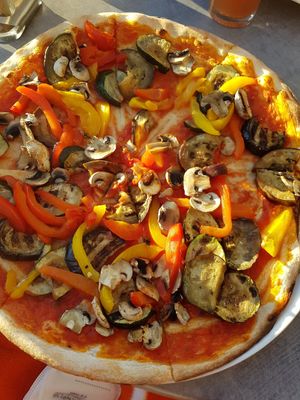 Vegan pizza at MIO Bistro Caffé Gelato in Sylt