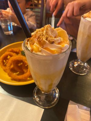 the caramel shake at BOX Burger - 宮城野店 in Hakone
