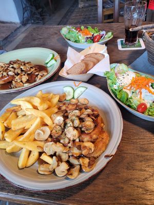Veganes Schnitzel mit Pilzrahmsoße at Mellerhannese-Schoppekaffee in Muenzenberg