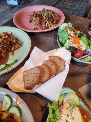 Bauernbrot mit beilagen Salat mit veganem Schmanddressing at Mellerhannese-Schoppekaffee in Muenzenberg
