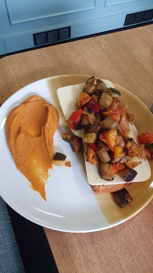 Tosta vegana, queso vegano con puré de patata dulce at Galripo in Peso Da Regua