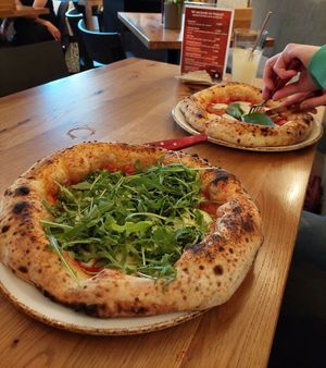 Pizza's: Vegan Hulk and vegan Salami at 60 seconds to Napoli in Berlin