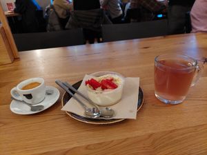 Strawberry crumble with yellow tiger tea and espresso at 60 seconds to Napoli in Berlin