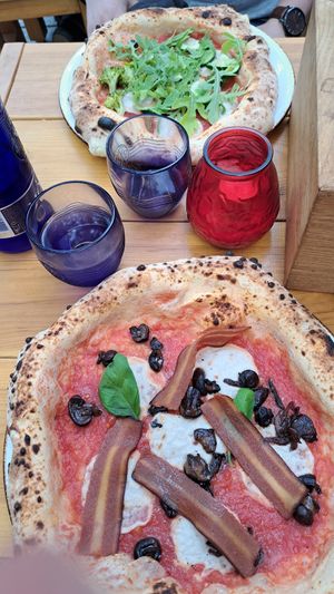 Pizza with veggies and Pizza with vegan bacon at 60 seconds to Napoli in Berlin