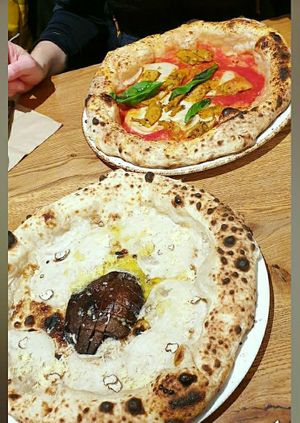 Truffle pizza at 60 seconds to Napoli in Berlin