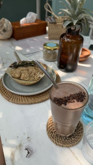 Cacoa smoothie with almond milk and a vegan hopper  at Duni's Hoppers in Dikwella