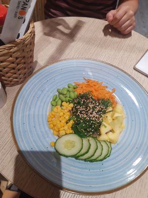 Veggie bowl at Japanos Athenaeum in Bucharest