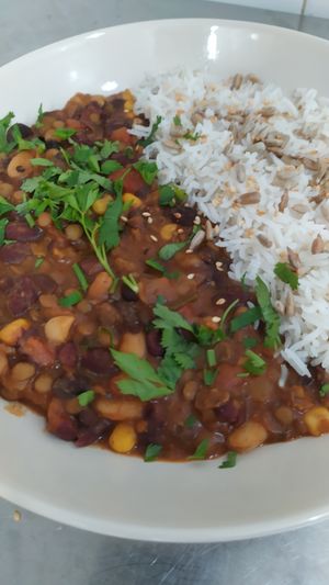 Veggie chili at Cajual Vegan Foodsters in Loule