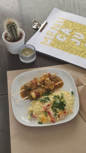 Tofu skewers and couscous at Cajual Vegan Foodsters in Loule